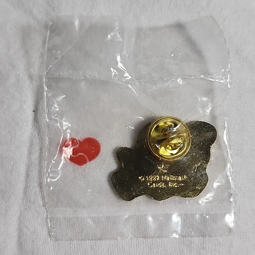 New in Package Hallmark 1997 Letters to Santa‎ Pin